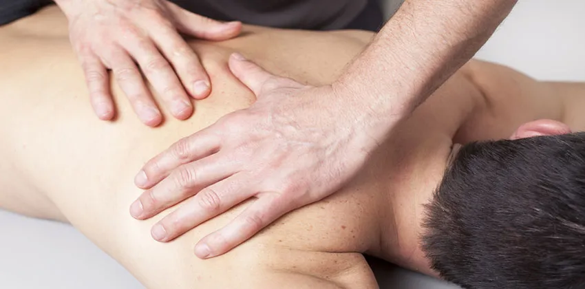 Die Esalen-Massage versucht den Menschen nicht nur physisch sondern auch auf emotionaler Ebene anzusprechen.