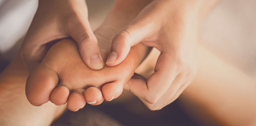 Bei der Fussreflexzonen-Massage werden die genau festgelegten Reflexzonen an den Füssen mit einer spezifischen und fliessenden Drucktechnik stimuliert.