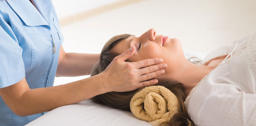 Bei der Jin Shin Jyutsu-Behandlung werden mit den Händen oder Fingerspitzen bestimmte Energie­punkte sanft berührt.