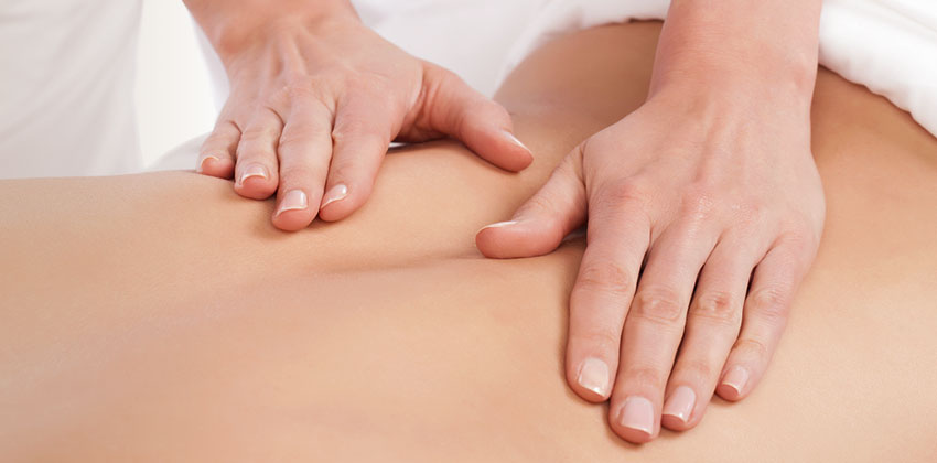 Bei der Lymphdrainage wird durch gezielte, rhythmische und weiche Kreis- Druck- und Pumpbewegungen mit der Hand, die Gewebsflüssigkeit in Bewegung versetzt.