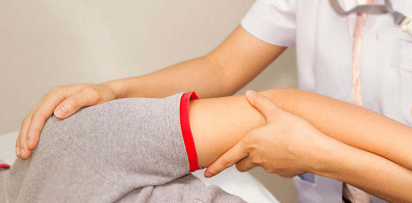 Der Osteopath sieht mit den Händen. Er spürt mit ihnen Blockaden im Organismus auf, löst Ungleichgewichte im Gewebe auf und bringt die Körperflüssigkeiten wieder ins Fliessen.