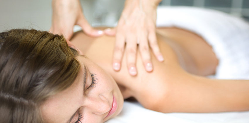 Durch die Rolfing-Behandlung wird der ganze Körper neu ausgerichtet und balanciert. Fehlhaltungen des Körpers können so beeinflusst und korrigiert werden.