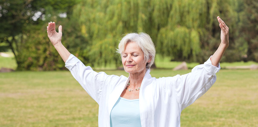 Tai Chi kann durch die fliessenden Bewegungen, und die bewusste Atmung, das körperliche Wohlbefinden positiv beeinflussen.