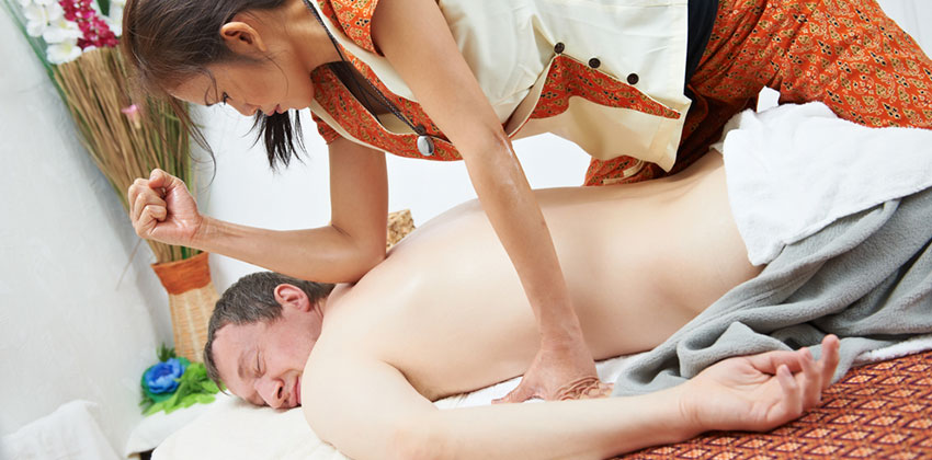 Bei der Thaimassage werden die Energiebahnen (Meridiane) gezielt stimuliert, um die Chakras (Ener­giezentren) auszugleichen und den natürlichen Energiefluss wiederherzustellen.