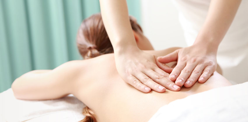 Der Wirbelsäulen-Basis-Ausgleich ist eine Kombination aus Aku­punkt-Massage und verschiedenen Massagetechniken.